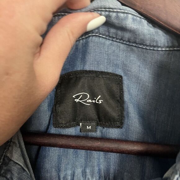 RAILS Button-Front Blue Chambray Shirt Women Size Medium Raw Hem Short Sleeve - Picture 7 of 8